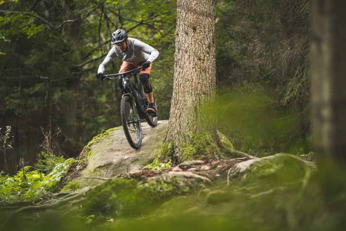 Starke Ausstattung und die gute Federung bringen Punkte bergab. Mit seiner wenig extremen Geometrie und der tiefen Front kommt das Bulls in extremem Gelände aber an seine Grenzen. Mehr ein Tourer als ein Mini-Enduro.