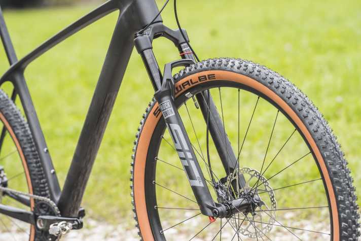 Mit 100 Millimeter Federweg ist das Cube Reaction ein klassisches Race-Hardtail. Die einfache Rockshox SID Base wird seriösen Racern allerdings wenig gerecht.