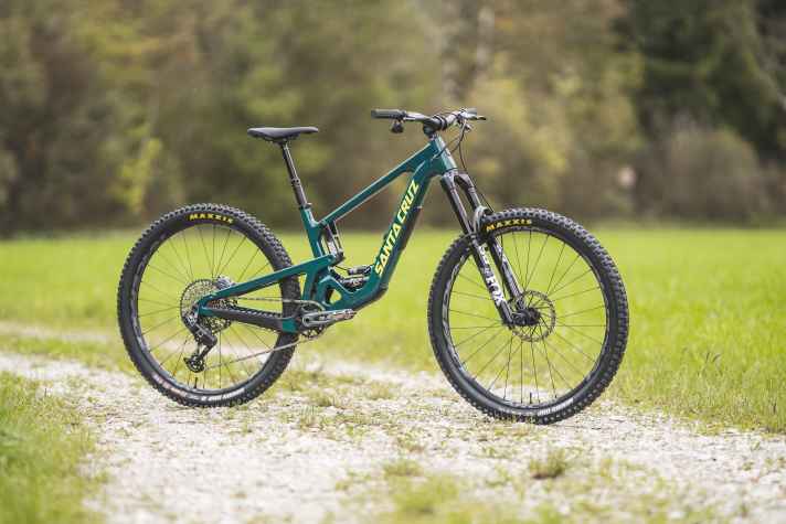 Auf den ersten Blick mag es verwundern, dass es das neue Santa Cruz Hightower in unseren Topseller-Test geschafft hat. Der Preis von 7399 Euro fürs Modell C GX AXS lässt sich aber rechtfertigen.