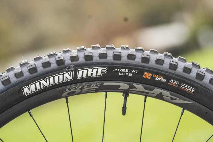 Ein Maxxis Minion DHF in der weichen Maxx Grip Gummimischung sorgt am 29-Zoll-Vorderrad für massig Halt.