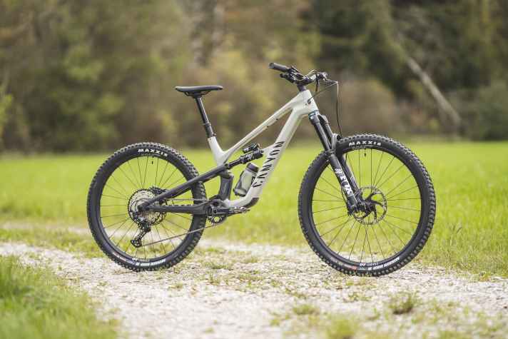 Das Canyon Spectral CF7 erweckt nicht den Eindruck, als würde es nur 3399 Euro kosten.