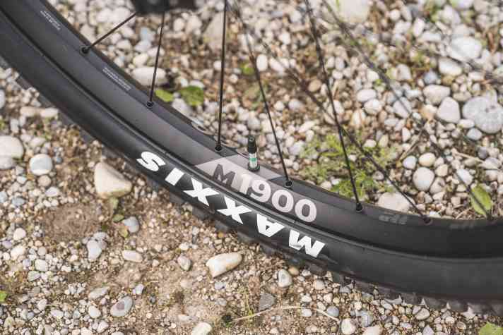 Canyon spezifiziert den preiswerten Alu-Laufradsatz DT Swiss M1900. Vorne gibt’s ein 29 Zoll Laufrad, hinten ist ein Rad mit 27,5 Zoll Durchmesser verbaut.