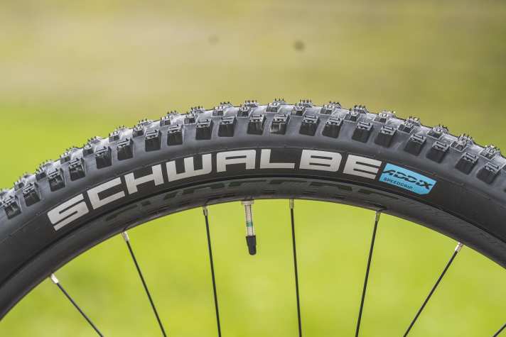 In der harten Speedgrip Gummimischung besitzt der Schwalbe Wicked Will am Hinterrad nur wenig Rollwiderstand.