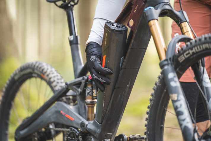 Der Rotwild-Akku klappt auf Knopfdruck einfach zur Seite heraus. Das ist eine der besten Lösungen am Markt und macht das Laden abseits des Bikes oder den Akku-Tausch besonders leicht.