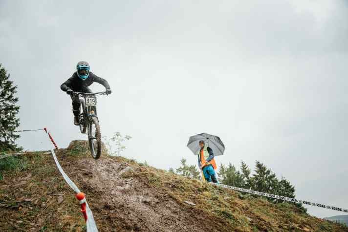 Beim Downhill geht’s mitunter richtig zur Sache. Schwierige Bedingungen wegen des Regens konnten diesen Fahrer allerdings nicht aufhalten...