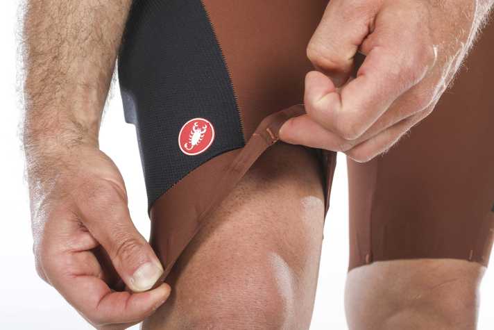 Eigentlich ein top Beinabschluss, der wenig aufträgt. Er sitzt nur etwas straff und die kleinen Abnäher können auf Dauer drücken