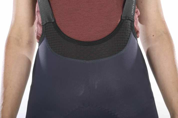 Die GripGrab schließt am Bauch recht hoch auf und packt die Trägerin schön ein