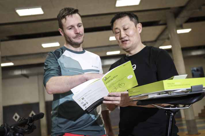 Auch beim professionellen Bikefitting verwendet Kim Tofaute die Ergon Fitting Box, um BIKE Leser Alberts Körpermaße auf dessen Bike zu übertragen.