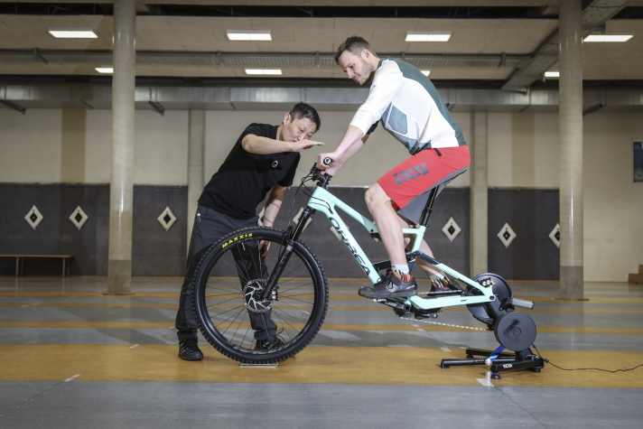 BIKE-Leser Albert beim Bikefitting mit Ergonomie-Experte Dr. Kim Tofaute.