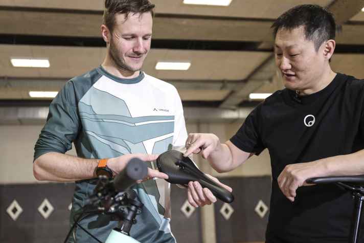 Zum Fitting gehört auch der Austausch neuralgischer Teile, wie Sattel und Griffe, gegen ergonomisch optimierte Produkte. Passend zu Alberts Sitzknochenabstand und sportlicher Fahrweise wählt Dr. Kim Tofaute ein schmales Modell. Der Entlastungskanal soll Albert helfen Taubheitsgefühle zu vermeiden.