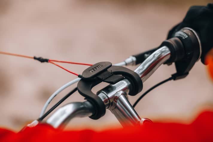 Auch an Kinderfahrräder mit einem glatten Vorbau ohne sichtbare Schrauben kann mit dem Bike Taxi Adapter die Abschleppschlaufe sicher am Lenker eingehängt werden.