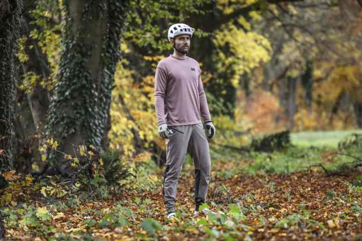 Viel zu meckern gibt es an der Moab Pro nicht - guter Sitz, angenehme Materialien, nur an den Knien gibt es eine Naht, die kratzen kann.