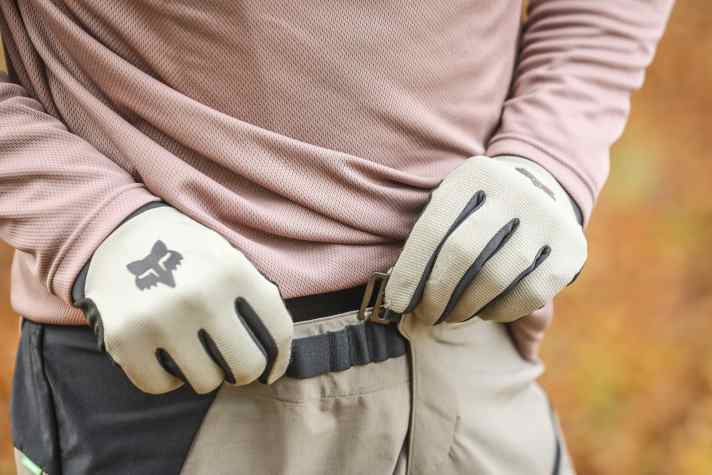 Der Haken-Verschluss ist praktisch und bietet ausreichend Spielraum bei der Anpassung.