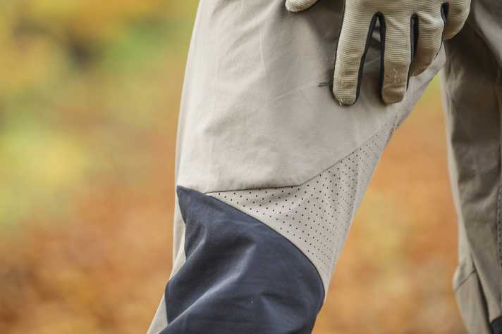 An der Oberschenkel-Rückseite kommt etwas Luft in die Hose. Damit wird die Vaude auch im Anstieg nicht zu schwitzig.