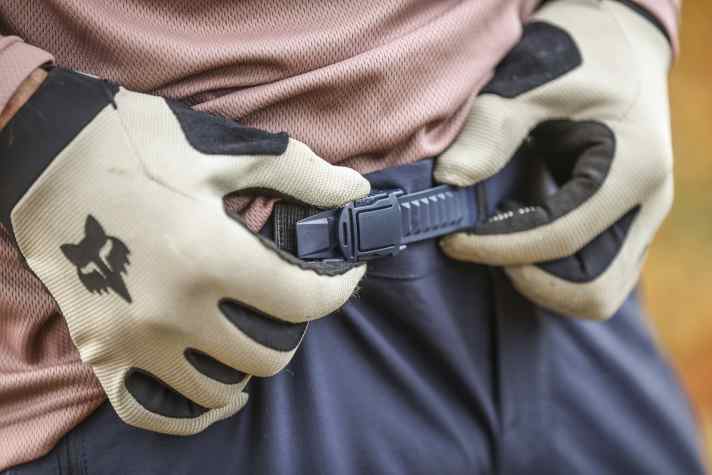 Die Ausstattung der Fox Ranger ist auf das Nötigste reduziert. Die Bundweite lässt sich praktisch per Ratsche verstellen.