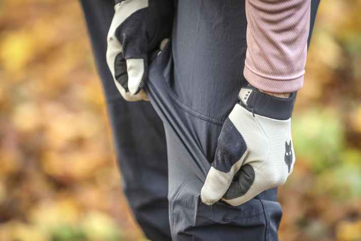 Das stretchige Material trägt sich extrem angenehm und gibt euch maximale Bewegungsfreiheit auf dem Bike.