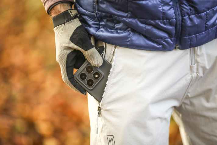 Das leichte Material ist etwas raschlig. Das Handy hüpft beim Treten in der Hosentasche mit.