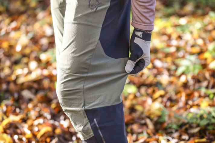 Ab den Knien sitzt die Hose flattrig. Selbst mit Knieschonern ist deutlich zu viel Material vorhanden.