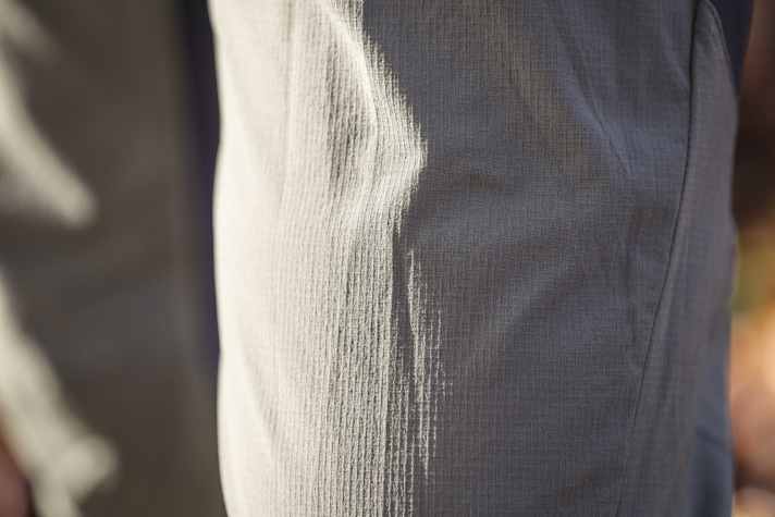 Robustes Ripstop-Gewebe sorgt dafür, dass man von der teuren Hose auch lange etwas hat.