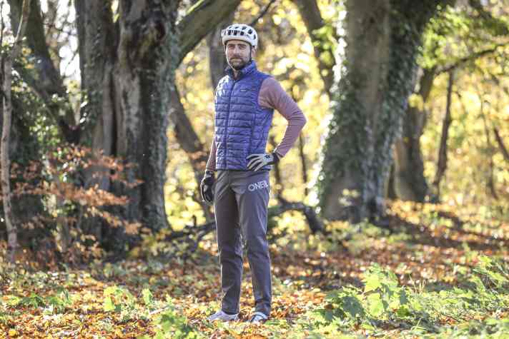 Gut und günstig? Trifft auf die O’Neal Trailfinder Pants auf jeden Fall zu. Im Detail gäbe es aber noch Kleinigkeiten zu verbessern. Das Material trägt sich in Aktion etwas schwitzig.