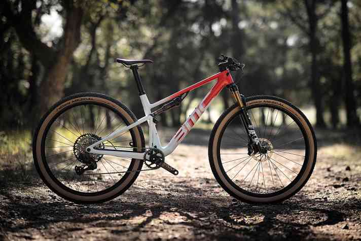 Das neue BMC Fourstroke 01 Marathon-Racebike mit automatischer Variostütze ist eine der spannendsten Bike-Neuheiten fürs Modelljahr 2023. 