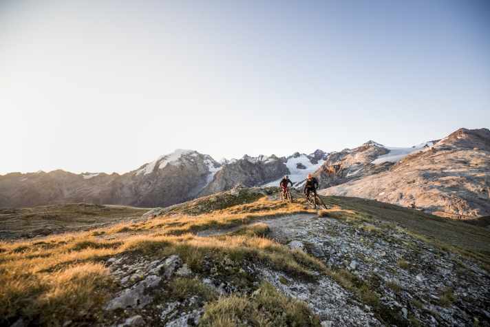 Golden schimmern kann das Gras morgens an der Dreisprachenspitze aber auch.