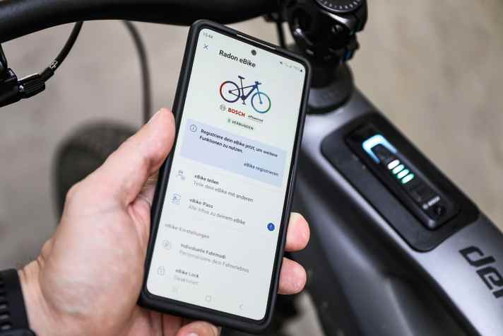 Ist das E-Bike gekoppelt, sollte die neue Firmware schon sichtbar sein. Sonst weitere der vorgeschlagenen Schritte vornehmen, wie etwa die Registrierung des Bikes.