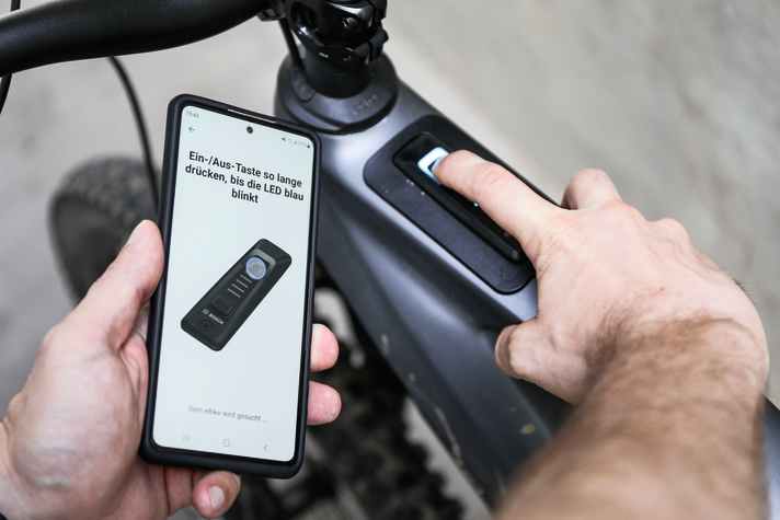 Ein langer Druck auf den An/Aus-Button bringt das E-Bike in den Kopplungsmodus. Die App führt gut verständlich durch den Prozess.