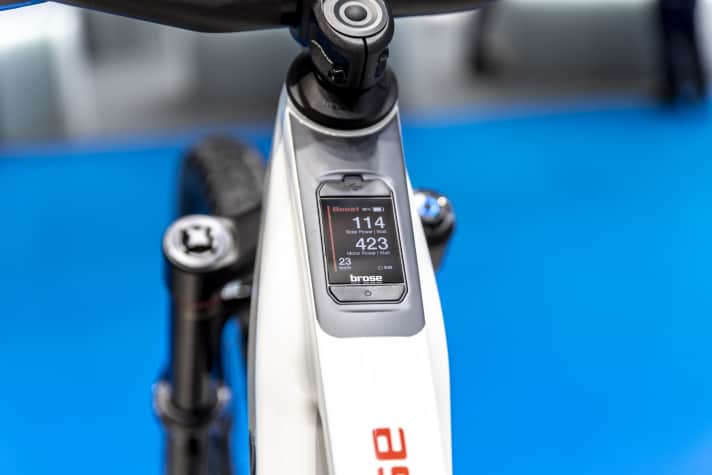 State of the art: Schick ins Oberrohr integrierte Displays treffen den Zeitgeist. Das Brose Control Integrate lässt sich mit der kabellosen Control Remote kombinieren. So stellte Brose den Drive³ Peak 2023 auf der Eurobike in Frankfurt vor.