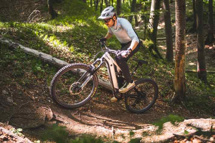 Im Uphill überzeugt der Brose-Motor mit kernigem Drehmoment und angenehmem Fahrgefühl. Außerdem bleibt die Geräuschkulisse dezent.