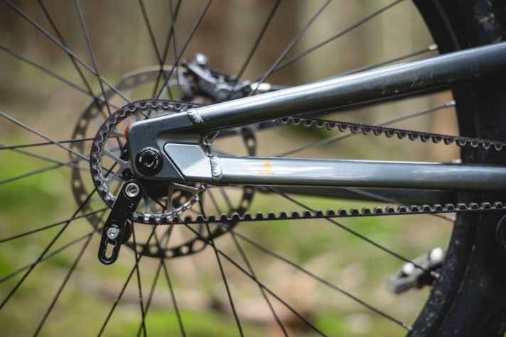 Wo nichts ist, kann nichts kaputtgehen. Weniger Verschleiß und Defekte - das ist ein Hauptargument für Pinions MGU mit integriertem Schaltgetriebe, die Bulls mit einem Riemenantrieb kombiniert.