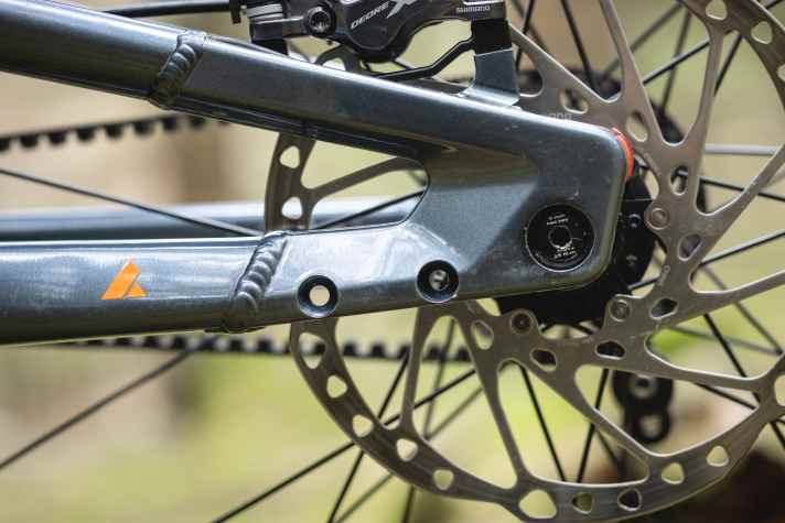 Das Vuca ist für die Montage eines Seitenständers vorbereitet - und zusätzlich ist der Anhängertransport freigegeben.