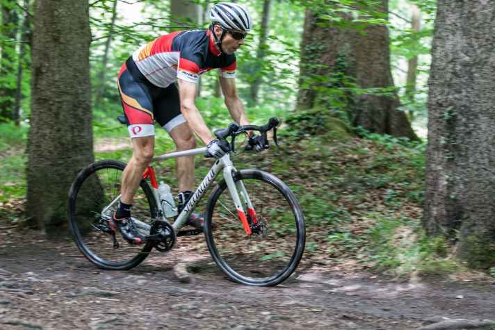 Zweiter Schritt: Die Hüfte schnellt nach vorne/oben, das Hinterrad wird mit den Klickpedalen nach oben gezogen.