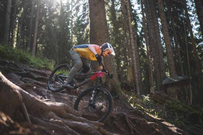 Bergab liegt das Enduro stabil auf dem Trail - aber auch etwas träge in der Reaktion.