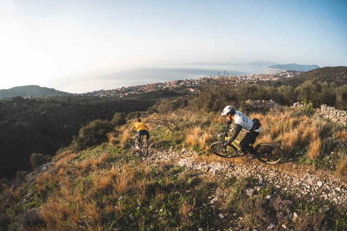 Die Trails auf den Küstenhängen von Finale und Pietra Ligure sind die perfekte Spielwiese für ein All Mountain wie das Rocky Instinct C70.