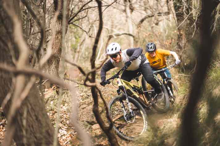 Gasttester und Bike-Guide Mario Presi scheucht das Rocky Mountain Instinct C70 über den Revenant-Trail in Finale Ligure.