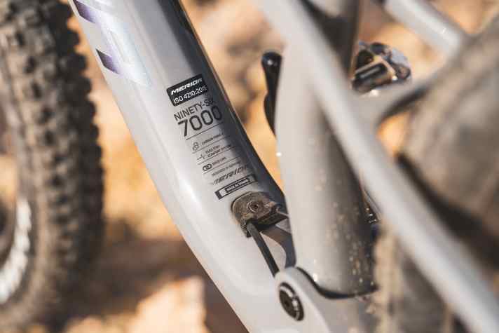 „Eine aufregende Reinkarnation unserer Weltcup-erprobten XC- und Marathon-Maschine“, so beschreibt Merida diese Interpretation eines Down-Country-Bikes.