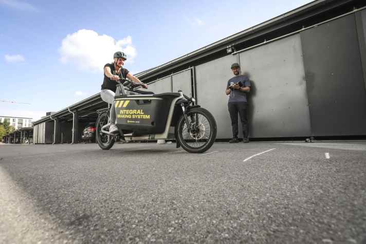 Probe aufs Exempel: Mit zehn Testfahrern mit wenig Lastenraderfahrung prüfen wir, wie gut das IBS auch Ungeübten unter die Arme greift.