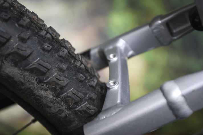 Anschraubpunkte für Schutzbleche, Gepäckträger und Seitenständer sind in dieser Bike-Klasse nicht selbstverständlich. Das macht das Moterra 3 auch für Alltag und gemäßigte Touren besonders interessant.