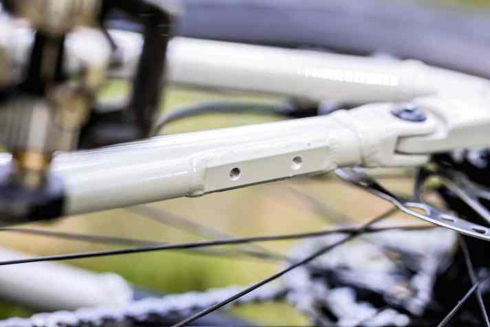 Alltagstauglich: Das Cannondale Moterra 3 hat Anschraubpunkte für einen soliden Seitenständer.