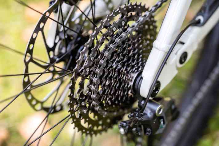 Shimanos Cues mit Linkglide liefert nur 11 Gänge - soll dafür robuster und langlebiger sein.