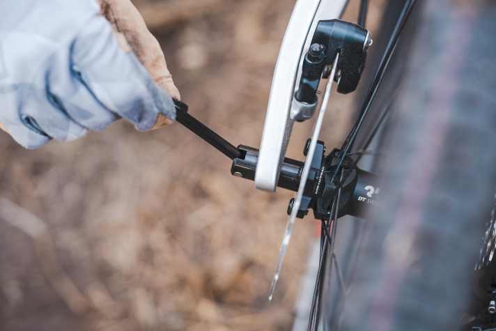 Mit sinnvollen Details, wie diesem ausklappbaren Hebel zum werkzeugfreien Radausbau sichert sich das Canyon Lux Trail in der BIKE-Bewertung viele Punkte.