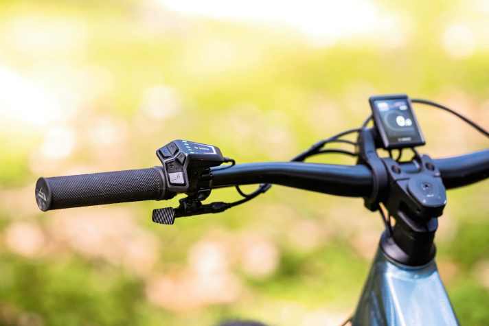Kommandozentrale: Canyon kombiniert die Bosch LED-Remote mit einem Kiox 400 Display, das ausladend vor dem Lenker thront.