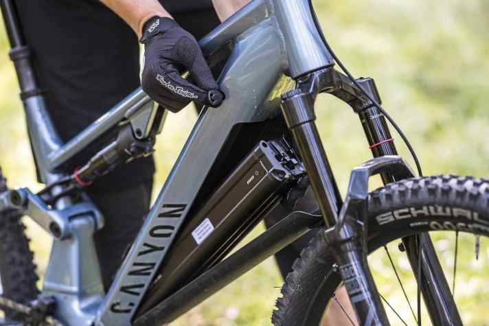 Gleichstand bei den Akkus: 800 Wh, mit Schloss gesichert und leicht entnehmbar, stecken im Unterrohr beider Bikes. Das Cover am Canyon lässt sich geschmeidiger öffnen.