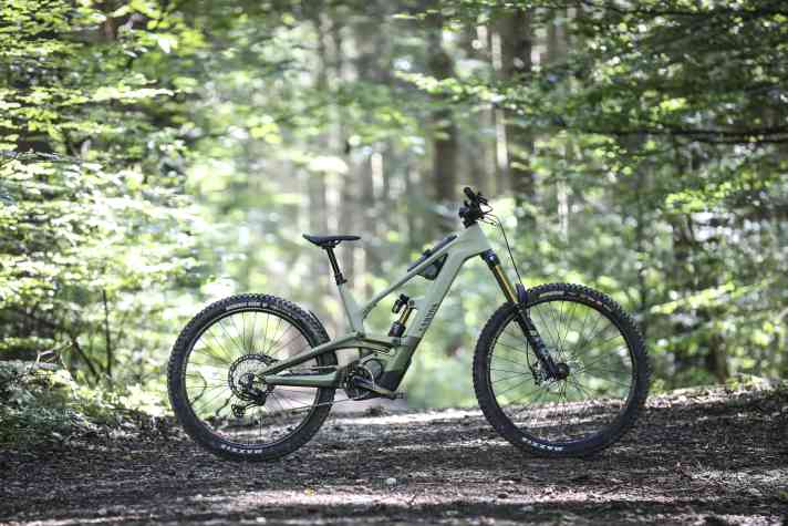 Auch dieser potente Abfahrer, das Canyon Torque:On CF, ist von der Batterieproblematik betroffen.