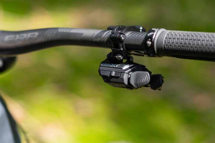 Der kabellose Di2-Shifter sorgt für zackige Gangwechsel. Über den kleinen Knopf kann zwischen Schaltautomatik, Halbautomatik und manuellem Modus gewechselt werden.