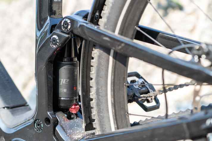 Centurion schafft es auch mit kurzen Wippen und begrenztem Bauraum eine sensible Federung mit 120 Millimetern Hub zu realisieren.