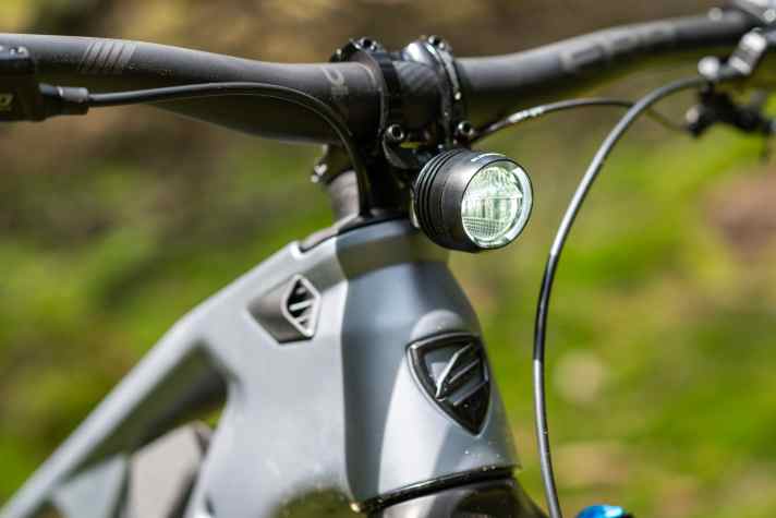 Vorne leuchtet eine leistungsstarke Lampe, am Topmodell von Supernova.