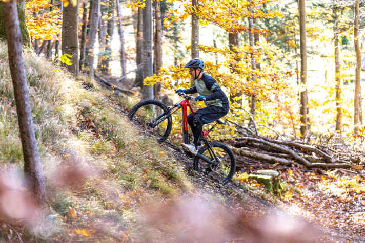 Steile Anstiege nimmt das No Pogo SL gelassen - solange der Untergrund keine allzu großen Anforderungen an die Traktion des Hinterrades stellt.