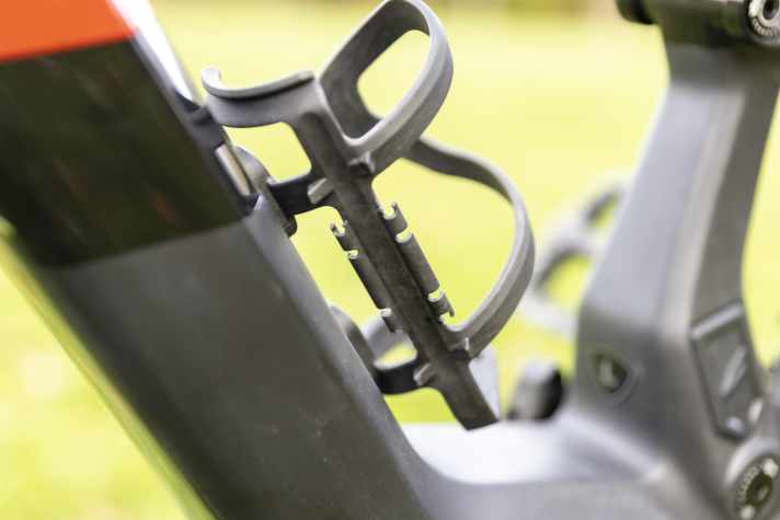 Am Centurion-Flaschenhalter kann eine Mini-Pumpe oder anderes Werkzeug über Gummi-Straps befestigt werden. Eine passende Pumpe hat Centurion im Angebot.